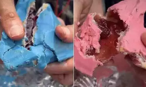 strawberry and blueberry Samosa