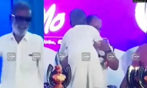 വേദിയിൽ കയറി മന്ത്രിയെ ആലിംഗനം ചെയ്തയാൾക്കെതിരെ കേസെടുത്തു