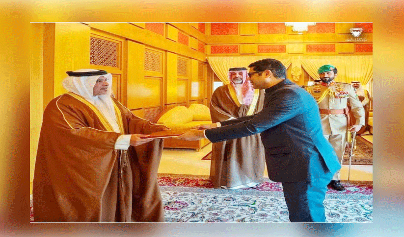 ഇ​ന്ത്യ​ൻ അം​ബാ​സ​ഡ​ർ  വി​നോ​ദ് കെ. ​ജേ​ക്ക​ബി​ന്റെ യോ​ഗ്യ​താ​പ​ത്രം ഡെ​പ്യൂ​ട്ടി കി​ങ് പ്രി​ൻ​സ്  സ​ൽ​മാ​ൻ ബി​ൻ ഹ​മ​ദ് ആ​ൽ ഖ​ലീ​ഫ ഏ​റ്റു​വാ​ങ്ങു​ന്നു