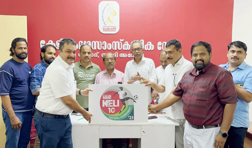 കേളി ഫുട്ബാൾ ടൂർണമെൻറ് ലോഗോ സംഘാടക സമിതി കൺവീനർ നസീർ മുള്ളൂർക്കര പ്രസിഡൻറ് സെബിൻ ഇക്ബാലിന് നൽകി പ്രകാശനം ചെയ്യുന്നു കേളി ഫുട്ബാൾ ടൂർണമെൻറ് ലോഗോ സംഘാടക സമിതി കൺവീനർ നസീർ മുള്ളൂർക്കര പ്രസിഡൻറ് സെബിൻ ഇക്ബാലിന് നൽകി പ്രകാശനം ചെയ്യുന്നു