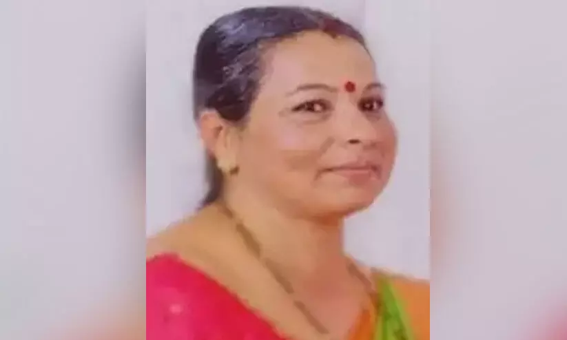 ചക്രത്തിൽ സാരി കുരുങ്ങി വീണ് സ്കൂട്ടർ യാത്രക്കാരിക്ക് ദാരുണാന്ത്യം ചക്രത്തിൽ സാരി കുരുങ്ങി വീണ് സ്കൂട്ടർ യാത്രക്കാരിക്ക് ദാരുണാന്ത്യം