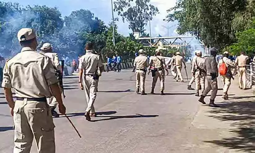 മണിപ്പൂരിൽ വിദ്യാർഥികളുടെ കൊലപാതകം: പ്രതിഷേധിച്ച വിദ്യാർഥികൾക്ക് നേരെ ലാത്തി ചാർജ്; വിദ്യാലയങ്ങൾ അടച്ചിട്ടു മണിപ്പൂരിൽ വിദ്യാർഥികളുടെ കൊലപാതകം: പ്രതിഷേധിച്ച വിദ്യാർഥികൾക്ക് നേരെ ലാത്തി ചാർജ്; വിദ്യാലയങ്ങൾ അടച്ചിട്ടു