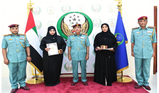 റാ​ക് ആ​ഭ്യ​ന്ത​ര മ​ന്ത്രാ​ല​യ​ത്തി​ന്‍റെ ആ​ദ​ര​വ് സ്വീ​ക​രി​ച്ച അം​ന മി​ഫ്താ​ഹ് മു​ഹ​മ്മ​ദ്, മൈ​ശ  മി​ഫ്താ​ഹ് മു​ഹ​മ്മ​ദ് എ​ന്നി​വ​ര്‍ അ​ധി​കൃ​ത​രോ​ടൊ​പ്പം