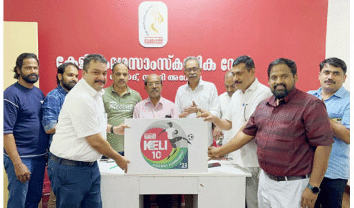 കേ​ളി ഫു​ട്​​ബാ​ൾ ടൂ​ർ​ണ​മെൻറ്​ ലോ​ഗോ സം​ഘാ​ട​ക സ​മി​തി  ക​ൺ​വീ​ന​ർ ന​സീ​ർ മു​ള്ളൂ​ർ​ക്ക​ര പ്ര​സി​ഡ​ൻ​റ്​ സെ​ബി​ൻ ഇ​ക്ബാ​ലി​ന് ന​ൽ​കി പ്ര​കാ​ശ​നം ചെ​യ്യു​ന്നു