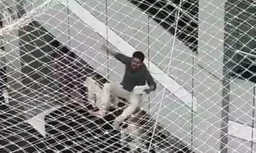 സുരക്ഷാവലയിലേക്ക് വീണ യുവാവ്