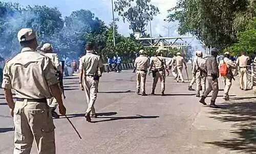 മണിപ്പൂരിൽ വിദ്യാർഥികളുടെ കൊലപാതകം: പ്രതിഷേധിച്ച വിദ്യാർഥികൾക്ക് നേരെ ലാത്തി ചാർജ്; വിദ്യാലയങ്ങൾ അടച്ചിട്ടു