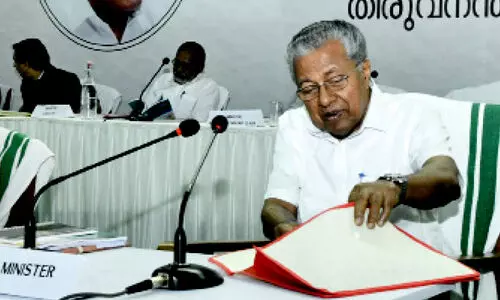 ഔദാര്യത്തിനല്ല, അവകാശത്തിനാണ് ആളുകൾ വരുന്നത്, അത് മറക്കരുത് -ഉദ്യോഗസ്ഥരോട് മുഖ്യമന്ത്രി