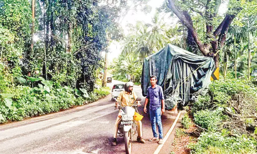 ക​ച്ചേ​രി​ക്കു​ന്ന് ക​യ​റ്റ​ത്തി​ൽ അ​ടി​യ​റ​വ് പ​റ​ഞ്ഞ് ച​ര​ക്ക് വാ​ഹ​ന​ങ്ങ​ൾ