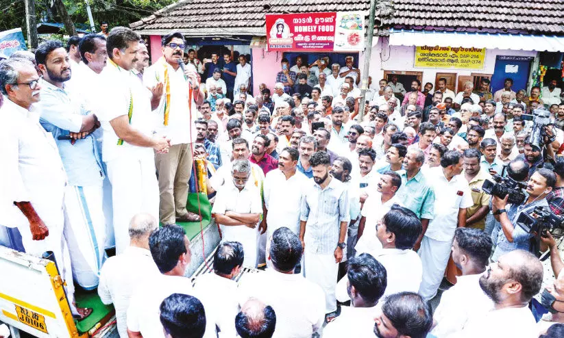 മൂ​ല​ത്ത​റ റെ​ഗു​ലേ​റ്റ​ർ അ​ഴി​മ​തി: മ​​ന്ത്രി​ക്ക് ഒ​ഴി​ഞ്ഞു​മാ​റാ​നാ​വി​ല്ല -മാ​ത്യു കു​ഴ​ൽ​നാ​ട​ൻ
