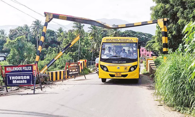 ഊട്ടറ പാലം ബാരിയർ തകർന്നു; ബസ് ഗതാഗതം വഴിതിരിച്ചുവിട്ടു ഊട്ടറ പാലം ബാരിയർ തകർന്നു; ബസ് ഗതാഗതം വഴിതിരിച്ചുവിട്ടു