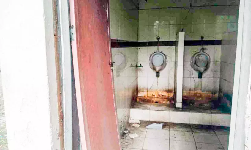 സിവിൽ സ്റ്റേഷനിലെ ശുചിമുറിക്ക് വാതിലില്ല, വെള്ളവുമില്ല