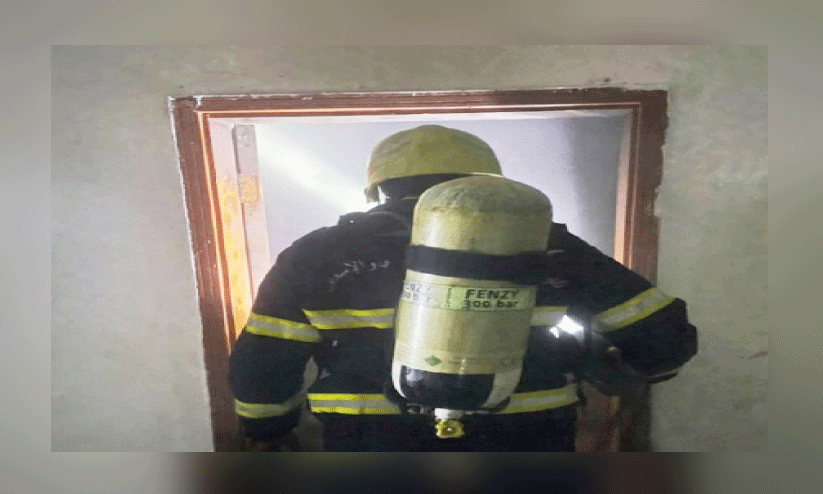 വീടിനു തീപിടിച്ചത് അഗ്നിശമന സേനാംഗങ്ങൾ അണക്കുന്നു വീടിനു തീപിടിച്ചത് അഗ്നിശമന സേനാംഗങ്ങൾ അണക്കുന്നു