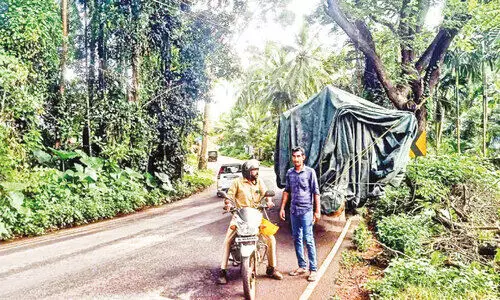 ക​ച്ചേ​രി​ക്കു​ന്ന് ക​യ​റ്റ​ത്തി​ൽ അ​ടി​യ​റ​വ് പ​റ​ഞ്ഞ് ച​ര​ക്ക് വാ​ഹ​ന​ങ്ങ​ൾ