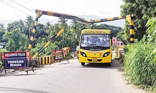 ഊ​ട്ട​റ പാ​ലം ബാ​രി​യ​ർ ത​ക​ർ​ന്നു; ബ​സ് ഗ​താ​ഗ​തം വ​ഴി​തി​രി​ച്ചു​വി​ട്ടു