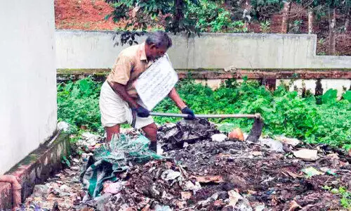 സിവിൽ സ്റ്റേഷനിലെ മാലിന്യക്കൂമ്പാരം നീക്കി   ഒറ്റയാൾ സമരനായകൻ ഷാജി
