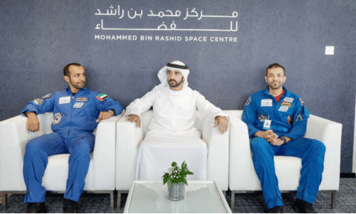 ശൈ​ഖ് ഹം​ദാ​നൊ​പ്പം മു​ഹ​മ്മ​ദ് ബി​ൻ റാ​ശി​ദ് സ്പേ​സ് സെ​ന്‍റ​റി​ൽ ബ​ഹി​രാ​കാ​ശ യാ​ത്രി​ക​രാ​യ സു​ൽ​ത്താ​ൻ അ​ൽ നി​യാ​ദി​യും ഹെ​സ്സ അ​ൽ മ​ൻ​സൂ​രി​യും