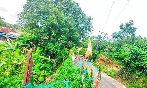 അപകട ഭീഷണിയുയർത്തി മുട്ടം പാറക്കുളം അപകട ഭീഷണിയുയർത്തി മുട്ടം പാറക്കുളം