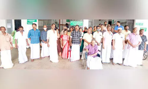 ഡയാലിസിസ്;  ഇടുക്കി ജില്ല ആശുപത്രിക്ക്​ മുന്നിൽ രോഗികളുടെ പ്രതിഷേധം