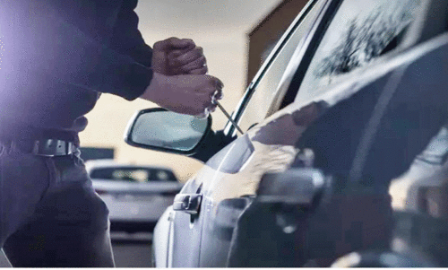 കാ​റി​ന്‍റെ ഡോ​ർ ത​ക​ർ​ത്ത് മോ​ഷ​ണം