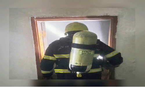 വീ​ടി​നു​ തീ​പി​ടി​ച്ച​ത്​  അ​ഗ്​​നി​ശ​മ​ന സേ​നാം​ഗ​ങ്ങ​ൾ  അ​ണ​ക്കു​ന്നു