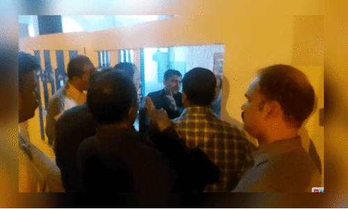 ഐ.എസ്​.എം മാനേജ്മെന്റ് കമ്മിറ്റിക്ക്​ മുന്നിൽ പരാതിയുമായെത്തിയ രക്ഷിതാക്കൾ