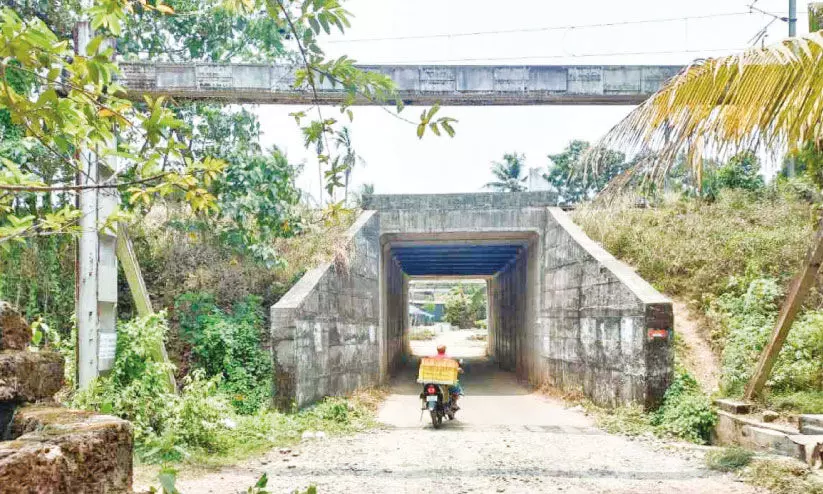 പു​ത്ത​ൻ​പീ​ടി​ക അ​ണ്ട​ർ ബ്രി​ഡ്ജ് അ​പ്രോ​ച്ച് റോ​ഡ് സ്ഥ​ലം ഏ​റ്റെ​ടു​ക്കാ​ൻ പ​ദ്ധ​തി
