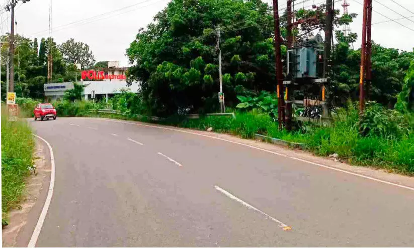 മുന്നറിയിപ്പ്​ ബോർഡുകൾ സ്ഥാപിക്കണമെന്ന്​ ആവശ്യം; അപകടക്കെണിയായി കലക്ടറേറ്റ് ലിങ്ക് റോഡ്