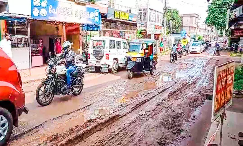 കുടിവെള്ള പൈപ്പിടാൻ റോഡ് കുഴിച്ചു; മുപ്പത്തടം-കടുങ്ങല്ലൂർ റോഡിൽ ദുരിതയാത്ര