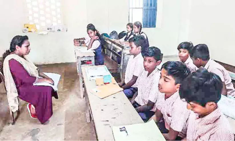 അകക്കണ്ണിലെ വെളിച്ചത്തില് അക്ഷരങ്ങള് പകര്ന്നുനല്കി രാജി ടീച്ചര് അകക്കണ്ണിലെ വെളിച്ചത്തില് അക്ഷരങ്ങള് പകര്ന്നുനല്കി രാജി ടീച്ചര്