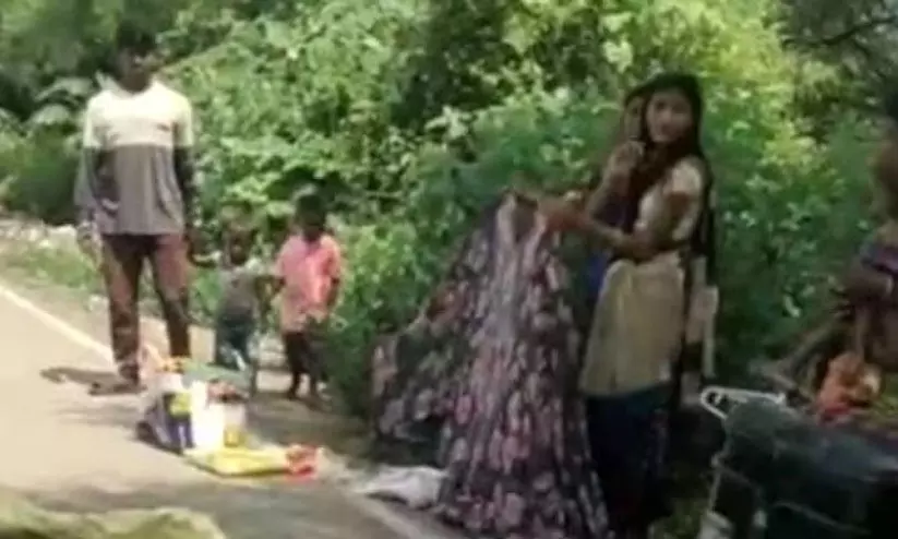 ആംബുലൻസ് കിട്ടിയില്ല; ഒഡീഷയിൽ യുവതി റോഡിൽ ഇരട്ടക്കുഞ്ഞുങ്ങൾക്ക് ജന്മം നൽകി ആംബുലൻസ് കിട്ടിയില്ല; ഒഡീഷയിൽ യുവതി റോഡിൽ ഇരട്ടക്കുഞ്ഞുങ്ങൾക്ക് ജന്മം നൽകി