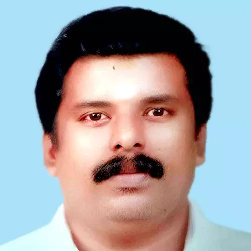 ഗൃ​ഹ​നാ​ഥ​ൻ വ​യ​ലി​ൽ മ​രി​ച്ച​നി​ല​യി​ൽ