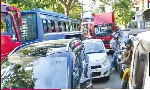 സം​സ്ഥാ​ന​പാ​ത​യി​ൽ മൂ​ന്ന് ദി​വ​സ​ത്തേ​ക്ക് റെ​യി​ൽ​വേ ഗേ​റ്റ് അ​ട​ച്ചി​ട്ടു