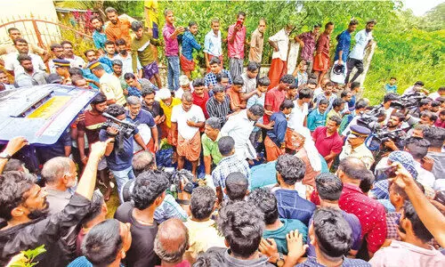 യു​വാ​ക്ക​ളു​ടെ മൃ​ത​ദേ​ഹം കു​ഴി​ച്ചി​ട്ട സം​ഭ​വം; ഓ​ടി​യ​ടു​ത്തു, മ​ര​ണ​ത്തി​ലേ​ക്ക്