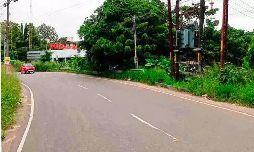 മുന്നറിയിപ്പ്​ ബോർഡുകൾ സ്ഥാപിക്കണമെന്ന്​ ആവശ്യം; അപകടക്കെണിയായി കലക്ടറേറ്റ് ലിങ്ക് റോഡ്