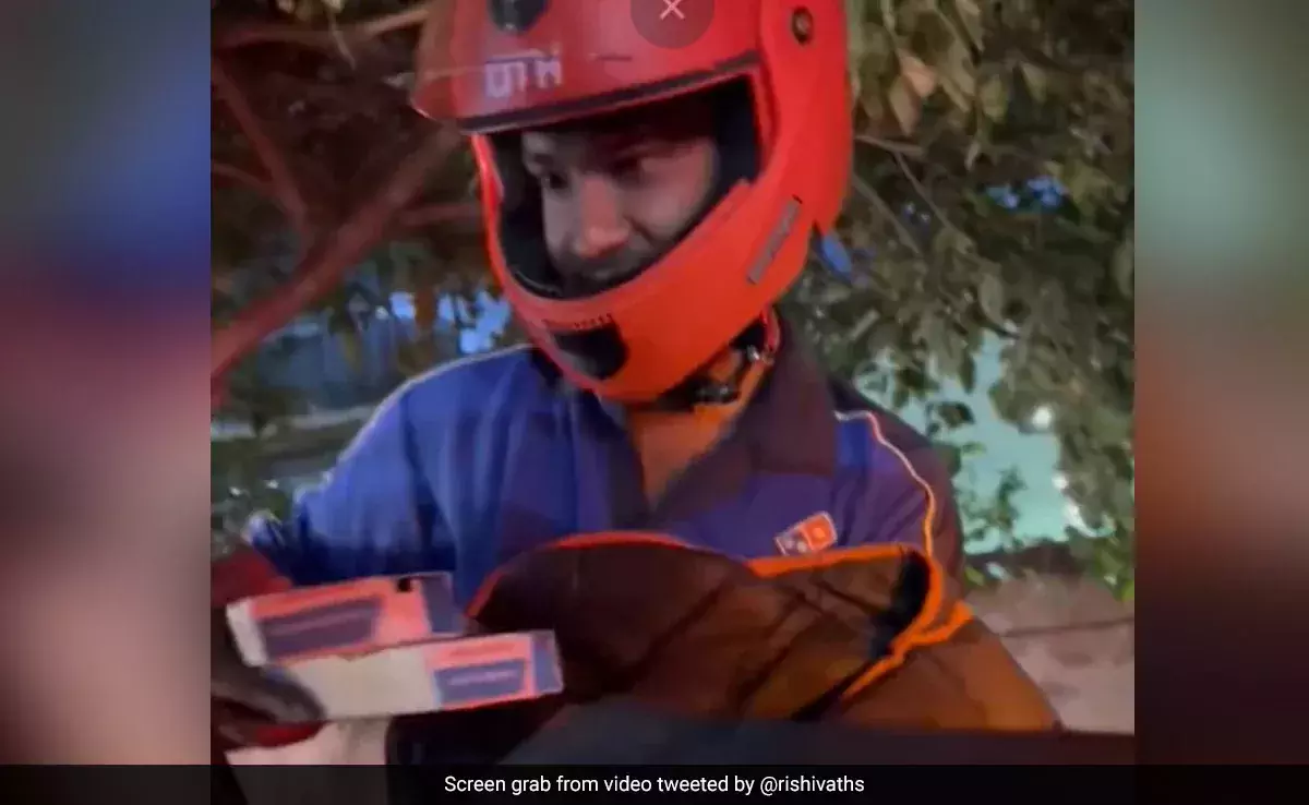 ഗതാഗതകുരുക്കിലകപ്പെട്ട യുവാക്കൾ പിസ ഓർഡർ ചെയ്തു; കൃത്യസമയത്തെത്തി ഡെലിവറിബോയ്