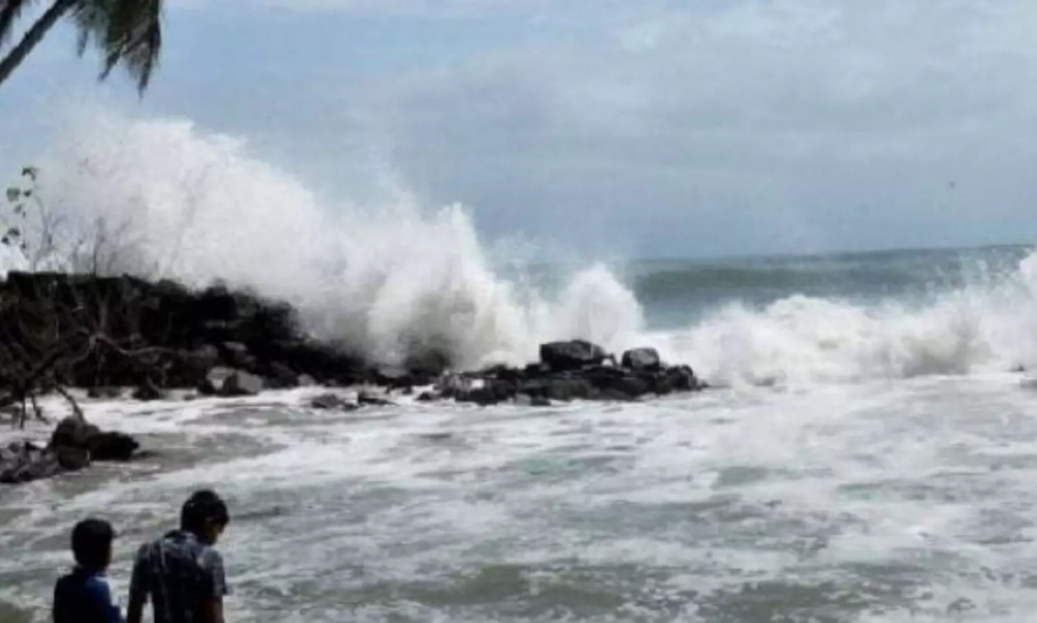 ഉയര്‍ന്ന തിരമാല ജാഗ്രത നിര്‍ദേശം