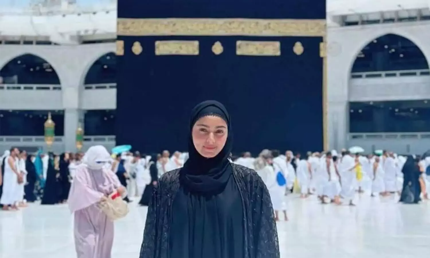 ആദ്യ ഉംറ നിർവ്വഹിച്ച്​ സന മഖ്​ബൂൽ; ചിത്രങ്ങൾ വൈറൽ