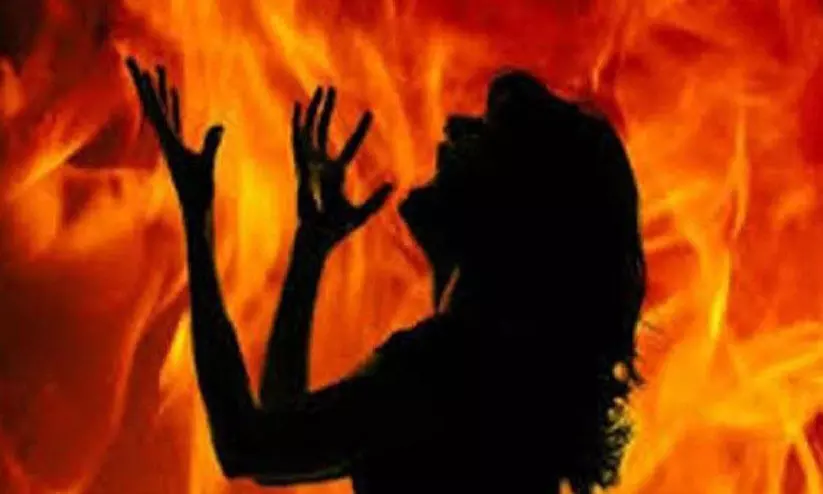 അവിവാഹിതയായ 21കാരി ഗർഭിണിയായി; കാട്ടിലെത്തിച്ച് തീകൊളുത്തി മാതാവും സഹോദരനും