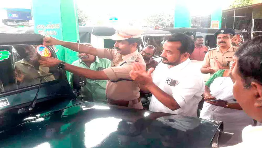 ചൂഷണം തടയും; തേക്കടിയിൽ സഫാരി ജീപ്പുകൾക്ക് സ്റ്റിക്കർ