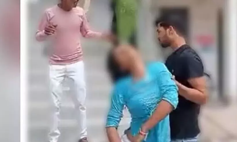 യു.പിയിൽ പെൺകുട്ടിയുടെ മൃതദേഹം ബൈക്കിൽ ഉപക്ഷേിച്ച് ആശുപത്രി അധികൃതർ; വിവാദമായതോടെ സർക്കാർ നടപടി