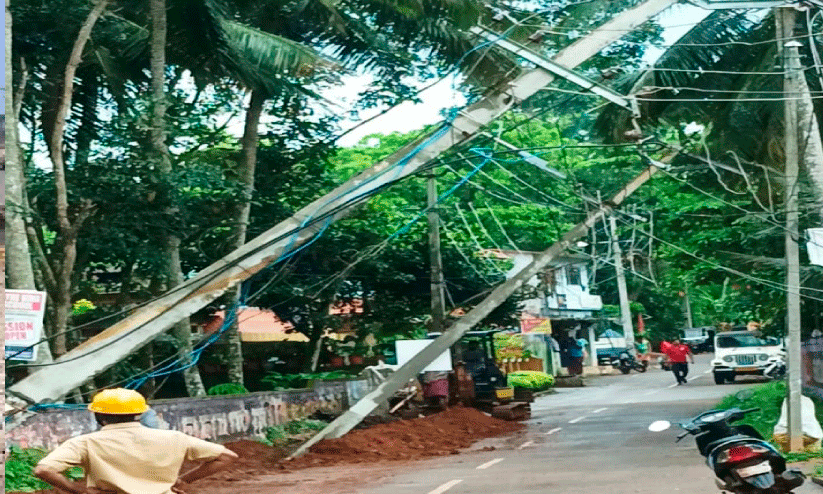 കുടിവെള്ള പൈപ്പിന്​ കുഴിയെടുത്തു;   വൈദ്യുതി പോസ്റ്റുകള്‍ മറിഞ്ഞു