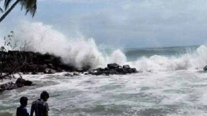 ഉയര്ന്ന തിരമാല ജാഗ്രത നിര്ദേശം ഉയര്ന്ന തിരമാല ജാഗ്രത നിര്ദേശം