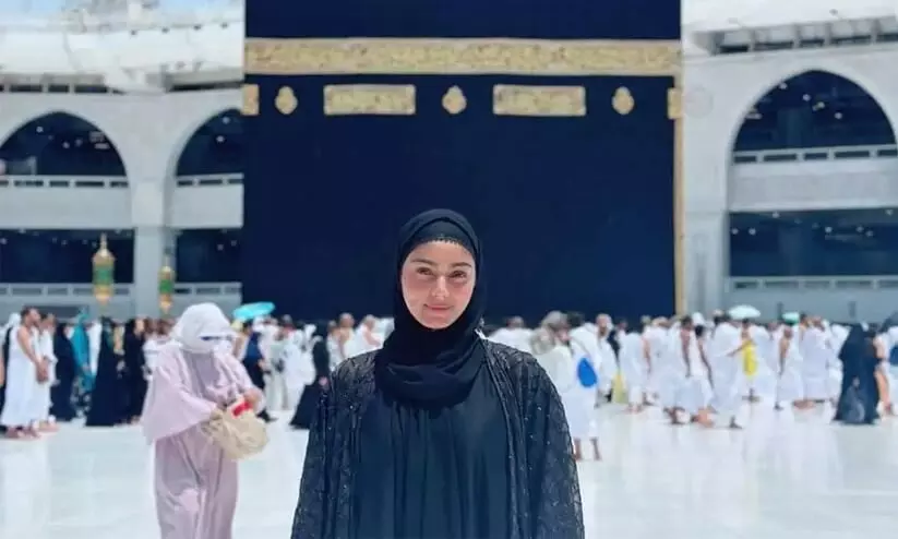 ആദ്യ ഉംറ നിർവ്വഹിച്ച് സന മഖ്ബൂൽ; ചിത്രങ്ങൾ വൈറൽ ആദ്യ ഉംറ നിർവ്വഹിച്ച് സന മഖ്ബൂൽ; ചിത്രങ്ങൾ വൈറൽ