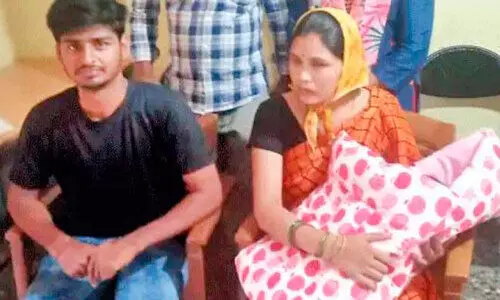 ഇ​ത​ര ജാ​തി​ക്കാ​ര​നു​മാ​യി വി​വാ​ഹം ബ​ധി​ര-​മൂ​ക യു​വ​തി​ക്കും കു​ഞ്ഞി​നും ഊ​രു​വി​ല​ക്ക്