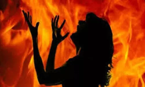 അവിവാഹിതയായ 21കാരി ഗർഭിണിയായി; കാട്ടിലെത്തിച്ച് തീകൊളുത്തി മാതാവും സഹോദരനും