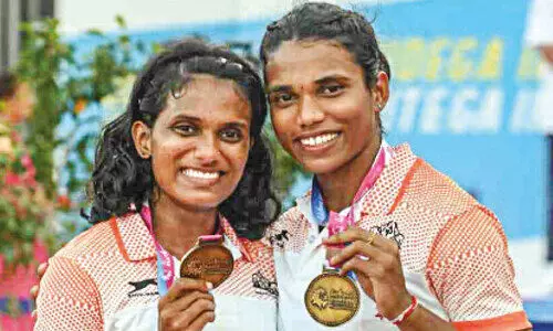 വേ​ഗ​റാ​ണി പ​ട്ടം കൈ​വി​ടാ​തെ സ​ഹോ​ദ​രി​മാ​ർ