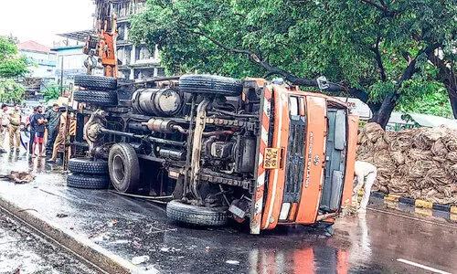 ലോറി മറിഞ്ഞു; പാലാരിവട്ടം ബൈപാസിൽ ‘ബ്ലോക്കോടു ബ്ലോക്ക്’