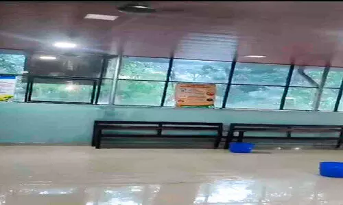 നിർമാണത്തിലെ അഴിമതി അന്വേഷിക്കണമെന്ന് കോൺഗ്രസ്; ചോർന്നൊലിച്ച് ചെറുവട്ടൂർ കുടുംബാരോഗ്യ കേന്ദ്രം നിർമാണത്തിലെ അഴിമതി അന്വേഷിക്കണമെന്ന് കോൺഗ്രസ്; ചോർന്നൊലിച്ച് ചെറുവട്ടൂർ കുടുംബാരോഗ്യ കേന്ദ്രം