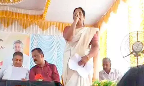 പൊതുവേദിയിൽ മന്ത്രി സജി ചെറിയാനെ പ്രകീർത്തിച്ച്​ വീട്ടമ്മയുടെ കവിത