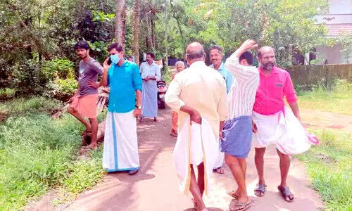 തൊഴിലാളികളുടെ താമസകേന്ദ്രത്തിൽ മാലിന്യം; പ്രതിഷേധവുമായി നാട്ടുകാർ